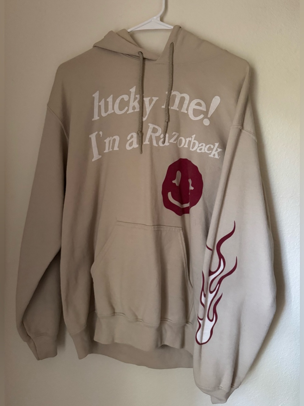 Lucky Me! I'm a Razorback Beige Graphic Arkansas Hoodie | Size Medium